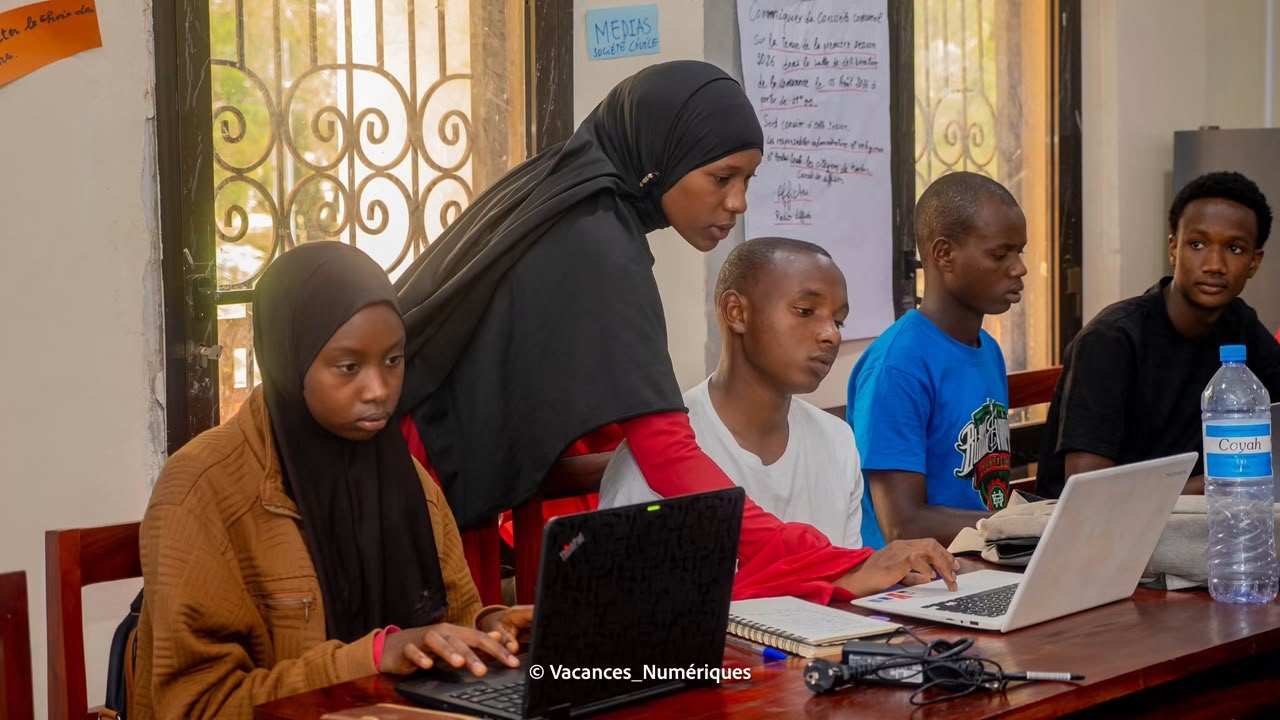 Vacances numériques : des jeunes renforcent leurs compétences en informatique de base et en sécurité numérique